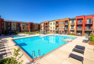 Exterior view of The Woodlands of College Station student housing complex
